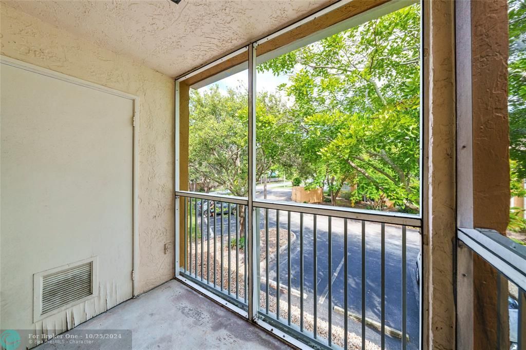 For Sale: $259,900 (2 beds, 2 baths, 1037 Square Feet)