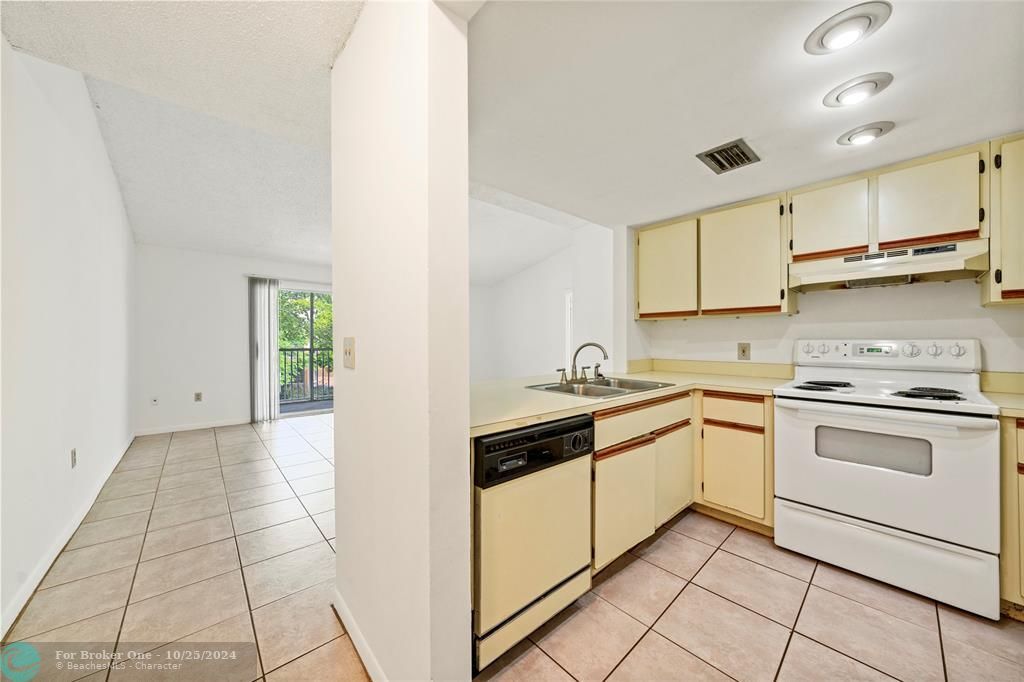 For Sale: $259,900 (2 beds, 2 baths, 1037 Square Feet)