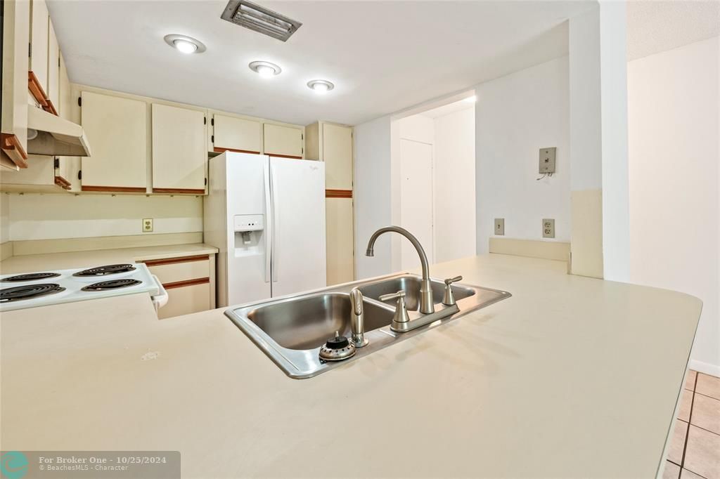 For Sale: $259,900 (2 beds, 2 baths, 1037 Square Feet)