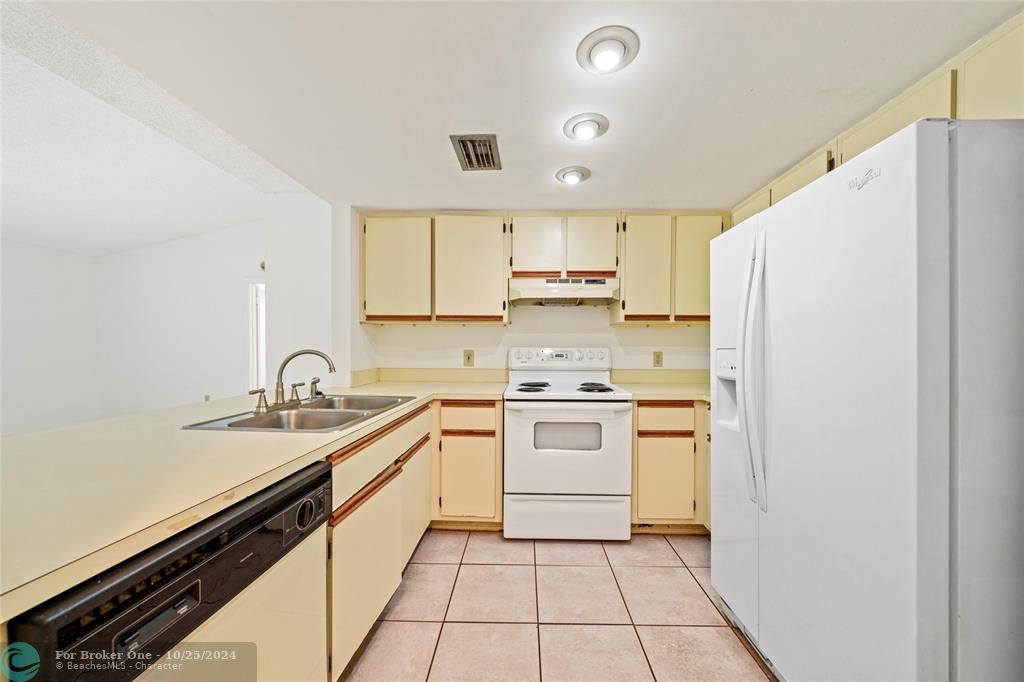 For Sale: $259,900 (2 beds, 2 baths, 1037 Square Feet)