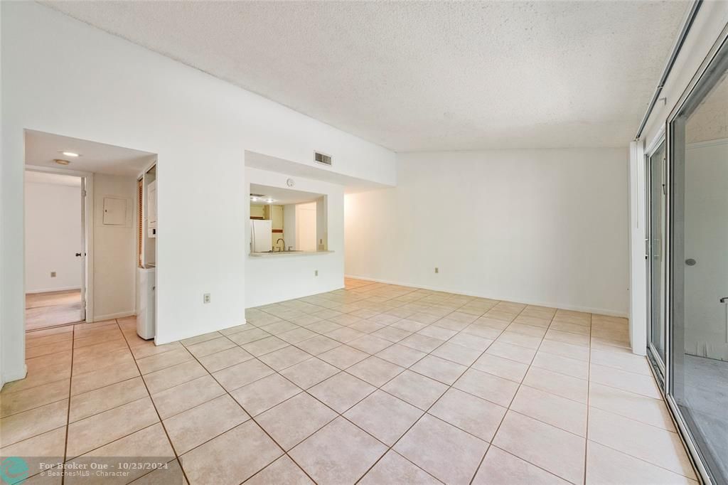 For Sale: $259,900 (2 beds, 2 baths, 1037 Square Feet)