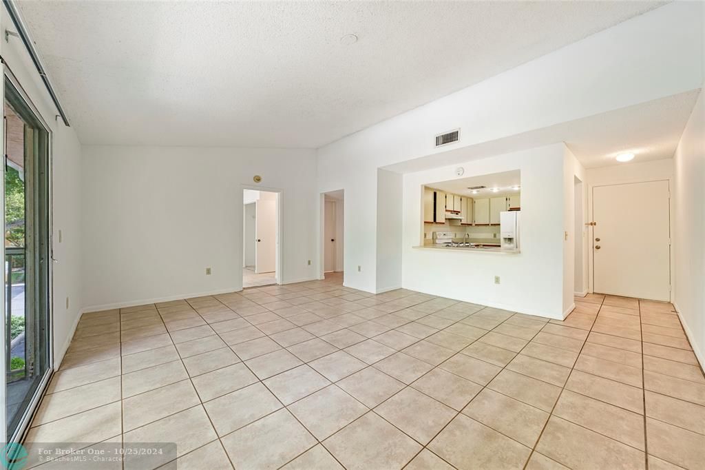 For Sale: $259,900 (2 beds, 2 baths, 1037 Square Feet)