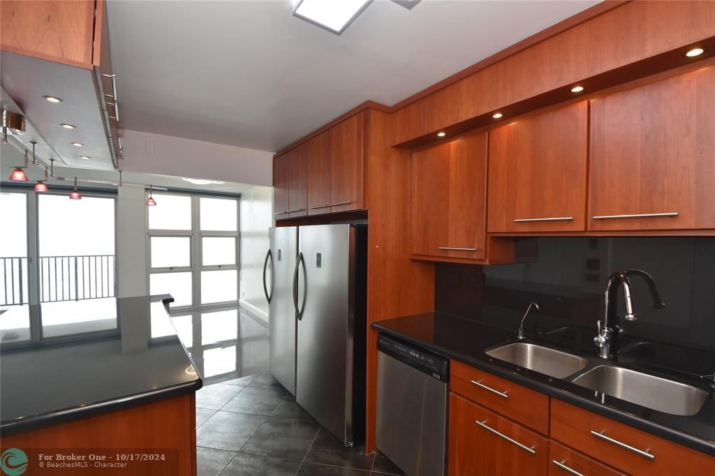 For Sale: $699,900 (2 beds, 2 baths, 1338 Square Feet)