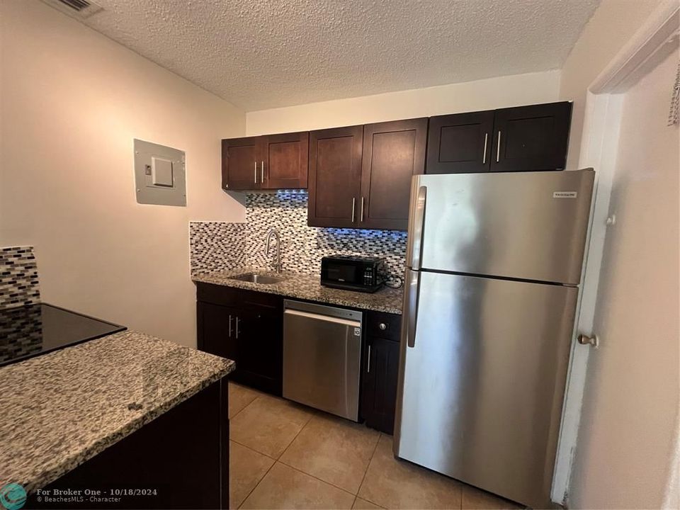 For Sale: $1,995 (2 beds, 1 baths, 8003 Square Feet)