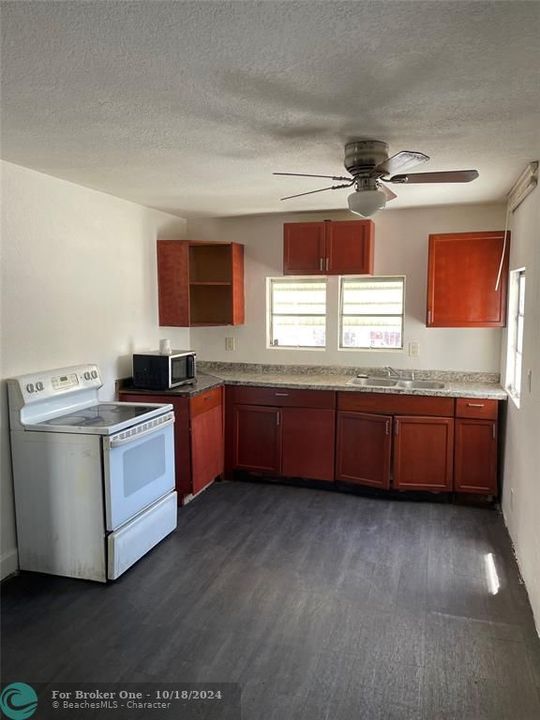 For Rent: $2,000 (4 beds, 2 baths, 870 Square Feet)