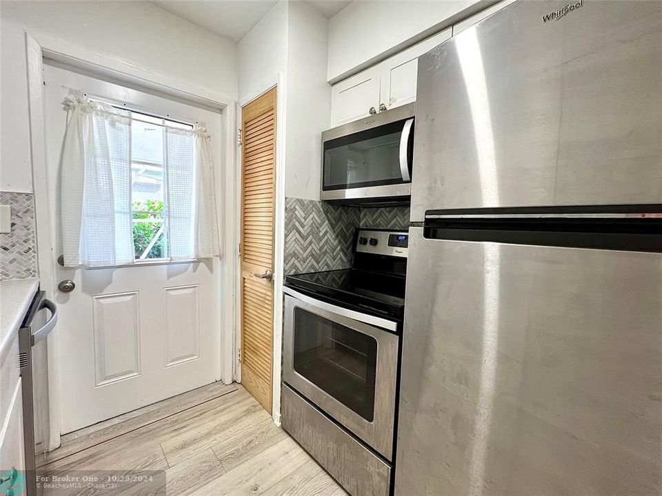 For Sale: $2,175 (1 beds, 1 baths, 0 Square Feet)