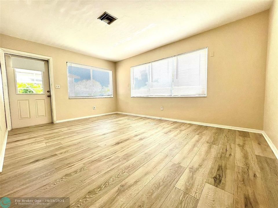 For Sale: $2,175 (1 beds, 1 baths, 0 Square Feet)