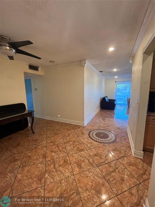 For Rent: $1,900 (1 beds, 1 baths, 848 Square Feet)