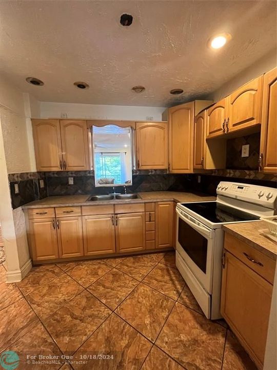 For Rent: $1,900 (1 beds, 1 baths, 848 Square Feet)