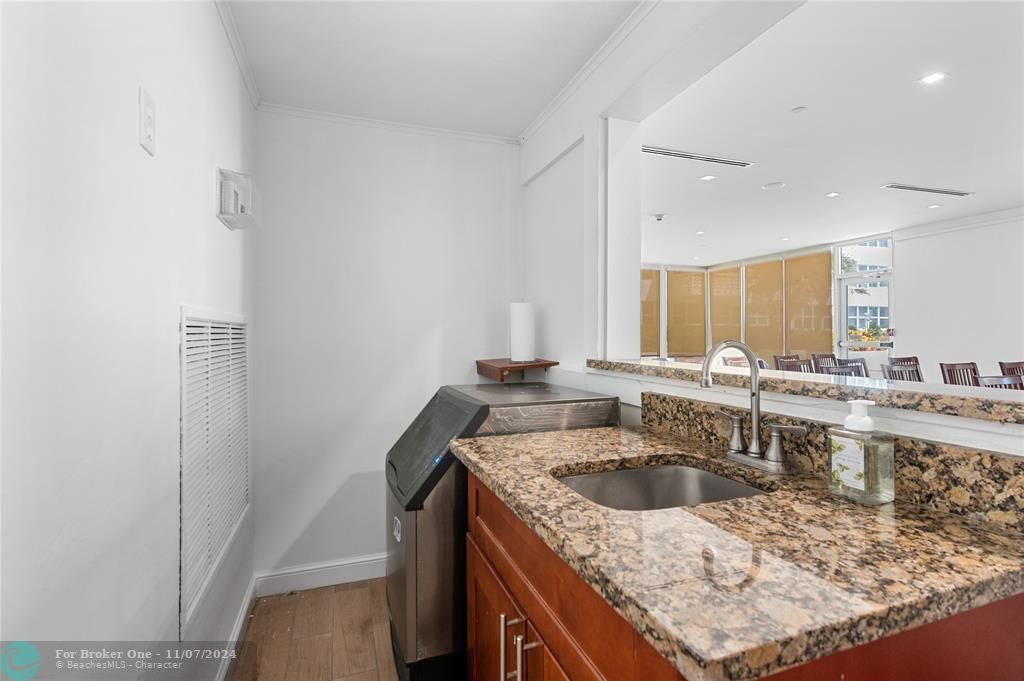 For Sale: $359,900 (1 beds, 1 baths, 850 Square Feet)