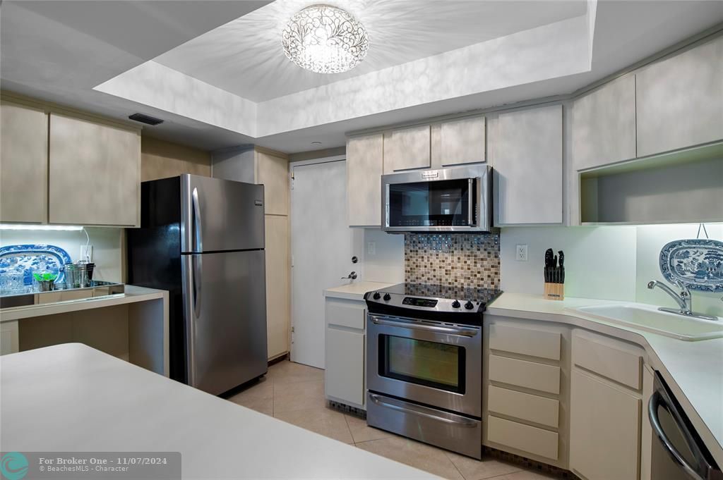 For Sale: $359,900 (1 beds, 1 baths, 850 Square Feet)