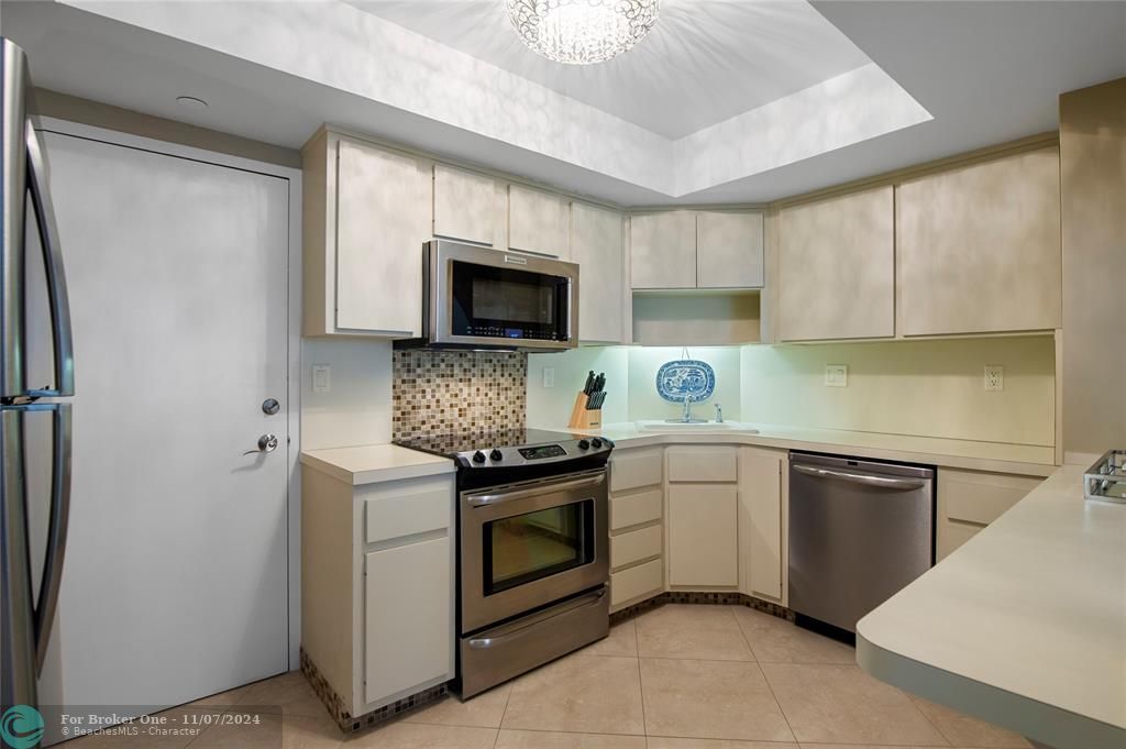 For Sale: $359,900 (1 beds, 1 baths, 850 Square Feet)