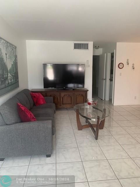 For Rent: $2,000 (1 beds, 1 baths, 920 Square Feet)