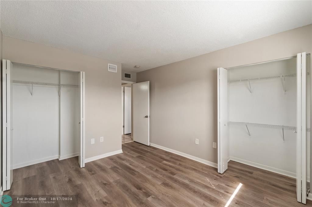 For Sale: $279,900 (2 beds, 2 baths, 870 Square Feet)