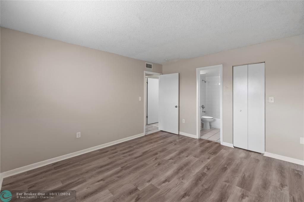 For Sale: $279,900 (2 beds, 2 baths, 870 Square Feet)