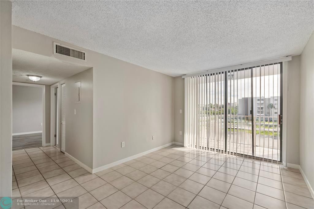 For Sale: $279,900 (2 beds, 2 baths, 870 Square Feet)