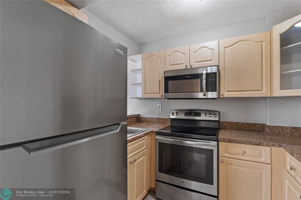 For Sale: $279,900 (2 beds, 2 baths, 870 Square Feet)