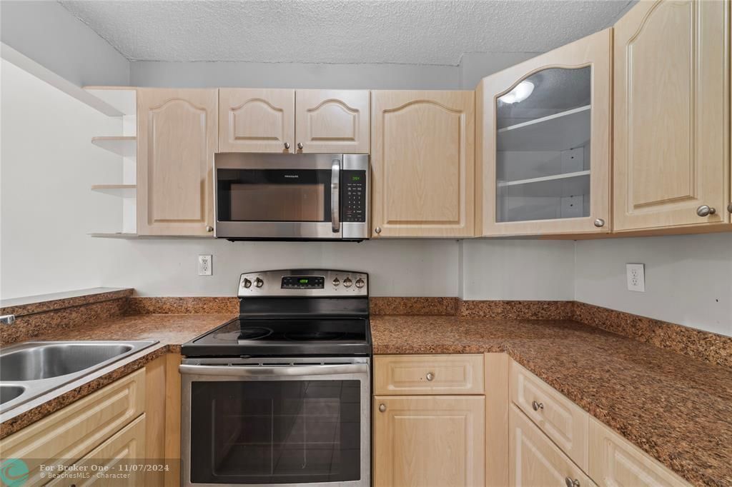 For Sale: $279,900 (2 beds, 2 baths, 870 Square Feet)