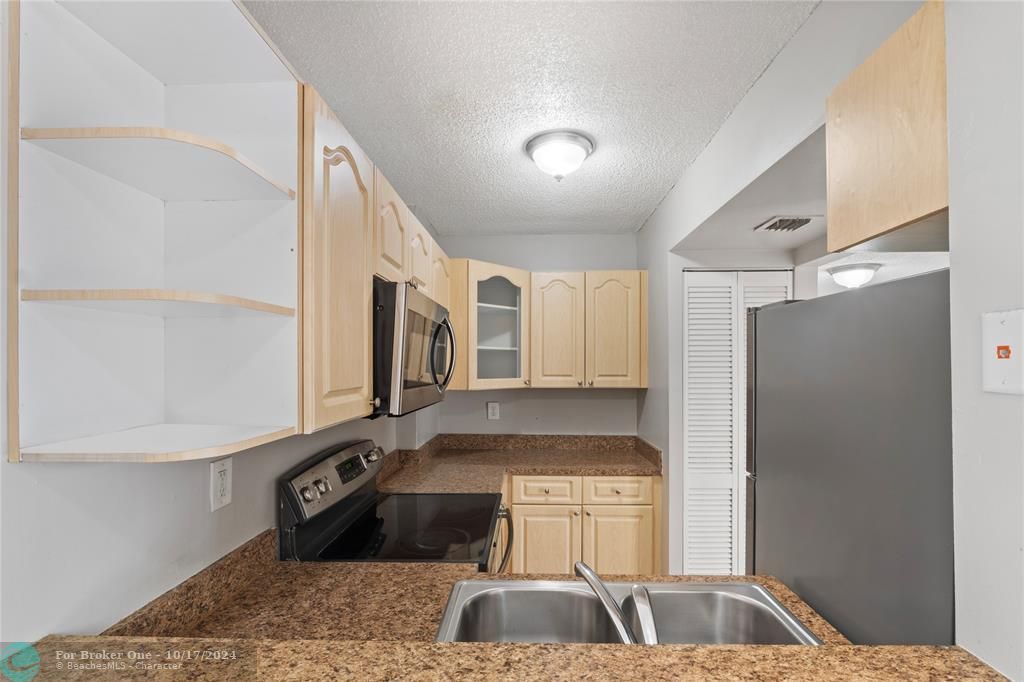 For Sale: $279,900 (2 beds, 2 baths, 870 Square Feet)