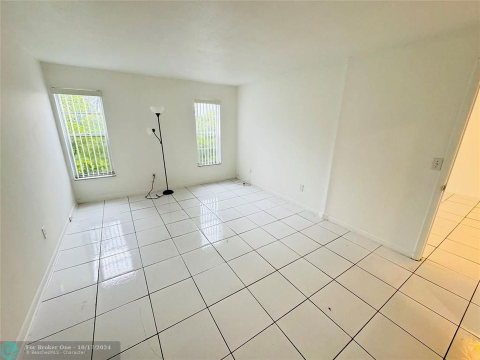 For Sale: $132,000 (1 beds, 1 baths, 735 Square Feet)