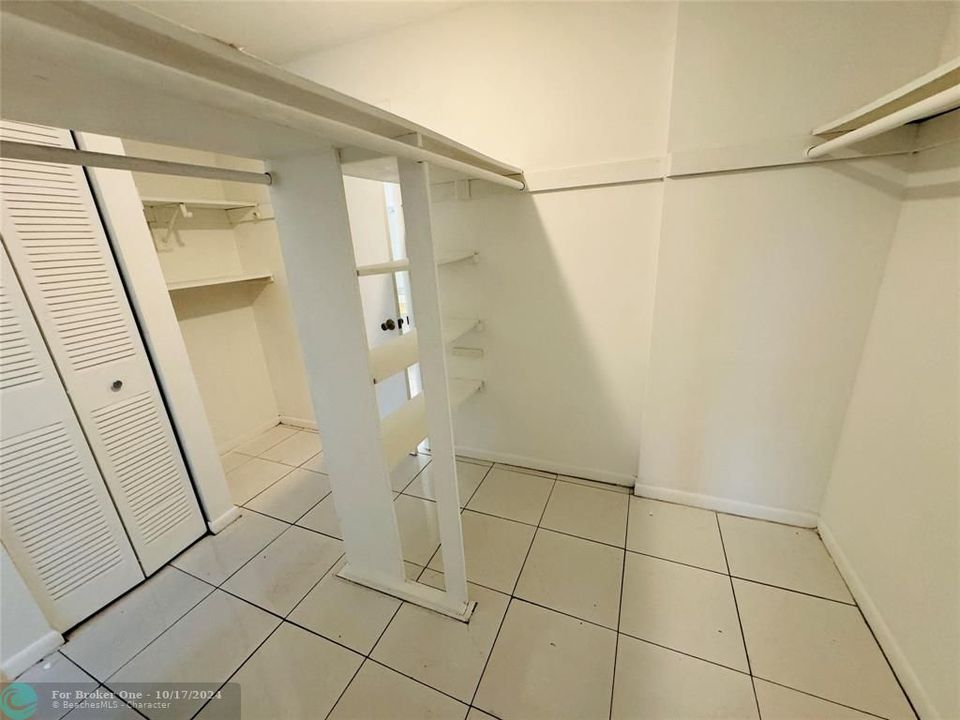 For Sale: $132,000 (1 beds, 1 baths, 735 Square Feet)