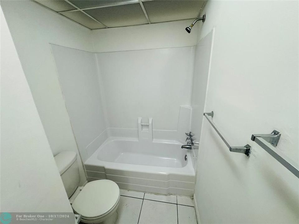 For Sale: $132,000 (1 beds, 1 baths, 735 Square Feet)