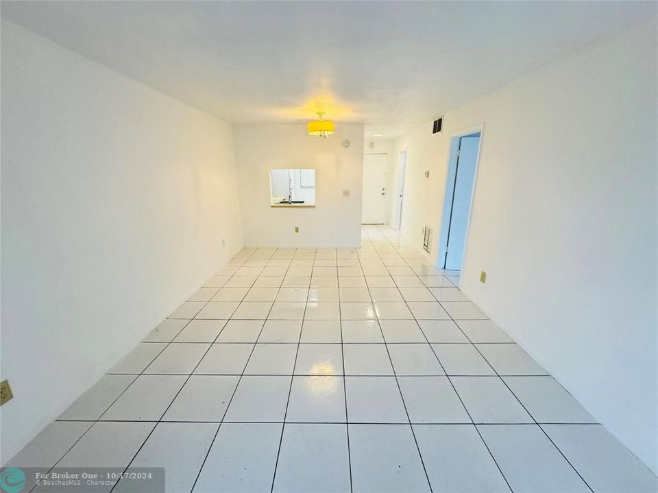 For Sale: $132,000 (1 beds, 1 baths, 735 Square Feet)