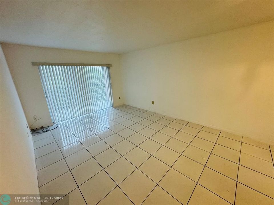 For Sale: $132,000 (1 beds, 1 baths, 735 Square Feet)