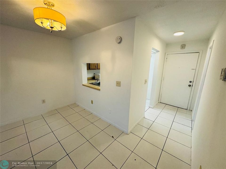 For Sale: $132,000 (1 beds, 1 baths, 735 Square Feet)