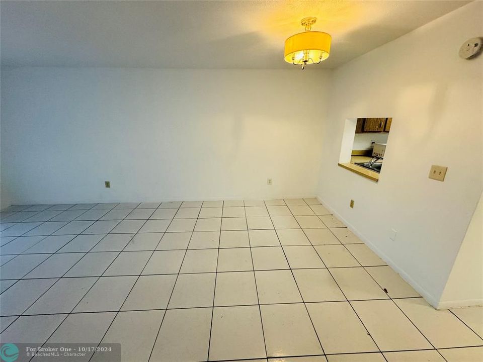 For Sale: $132,000 (1 beds, 1 baths, 735 Square Feet)