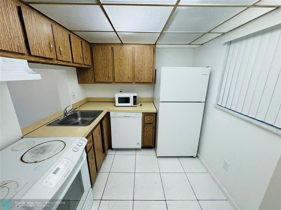 For Sale: $132,000 (1 beds, 1 baths, 735 Square Feet)