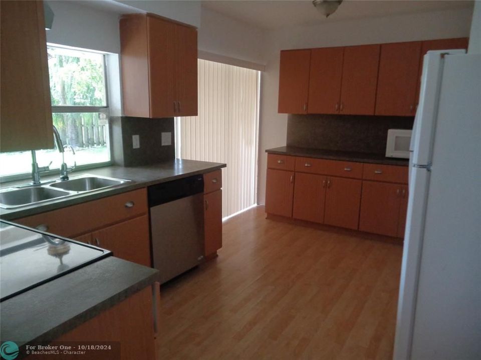 For Rent: $3,200 (3 beds, 2 baths, 1360 Square Feet)