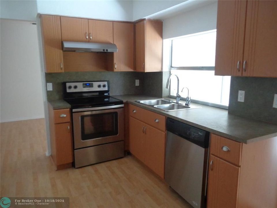 For Rent: $3,200 (3 beds, 2 baths, 1360 Square Feet)