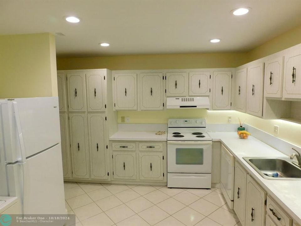 For Sale: $179,999 (2 beds, 2 baths, 1335 Square Feet)