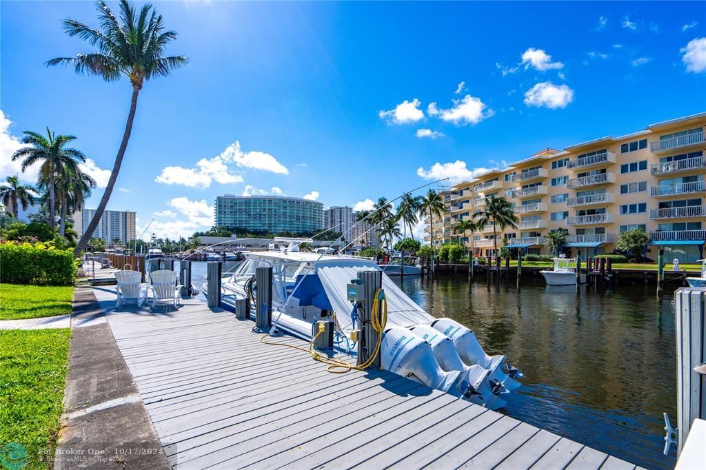 For Sale: $1,975,000 (3 beds, 3 baths, 1514 Square Feet)