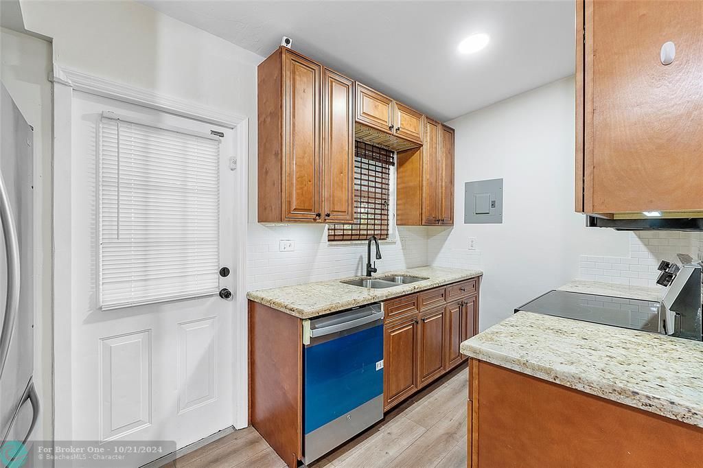 For Sale: $399,000 (3 beds, 1 baths, 948 Square Feet)