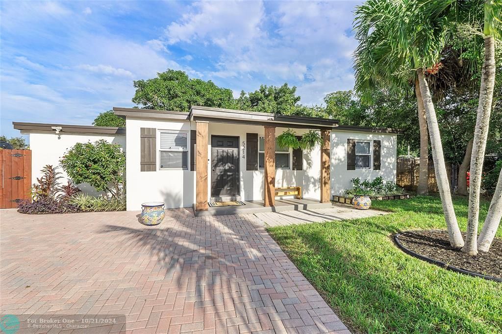 For Sale: $399,000 (3 beds, 1 baths, 948 Square Feet)