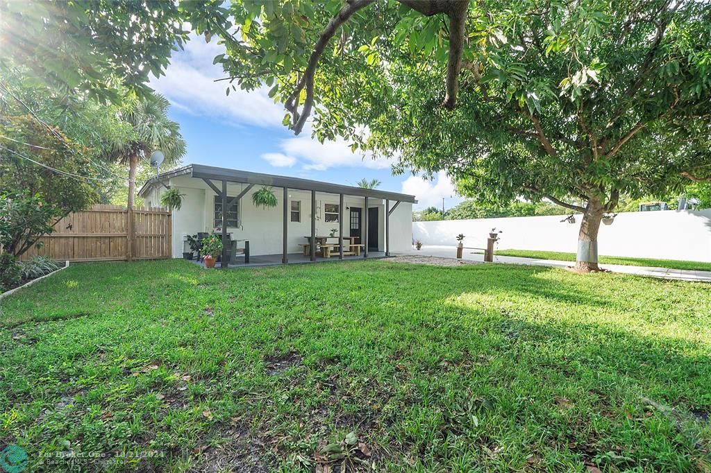 For Sale: $399,000 (3 beds, 1 baths, 948 Square Feet)