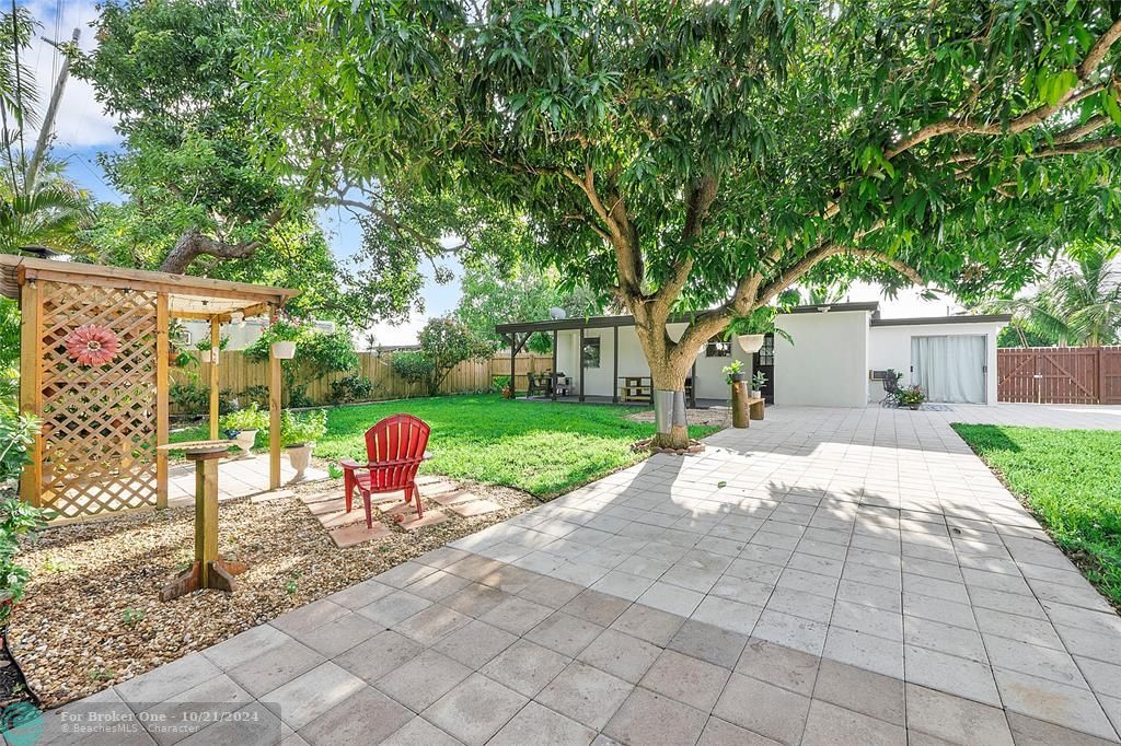 For Sale: $399,000 (3 beds, 1 baths, 948 Square Feet)