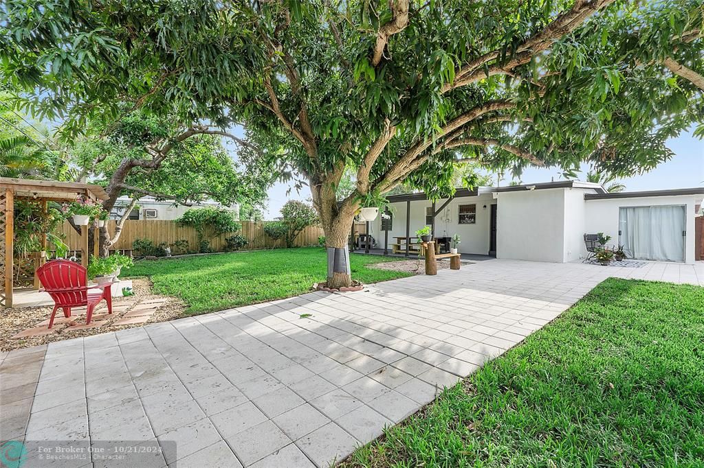 For Sale: $399,000 (3 beds, 1 baths, 948 Square Feet)