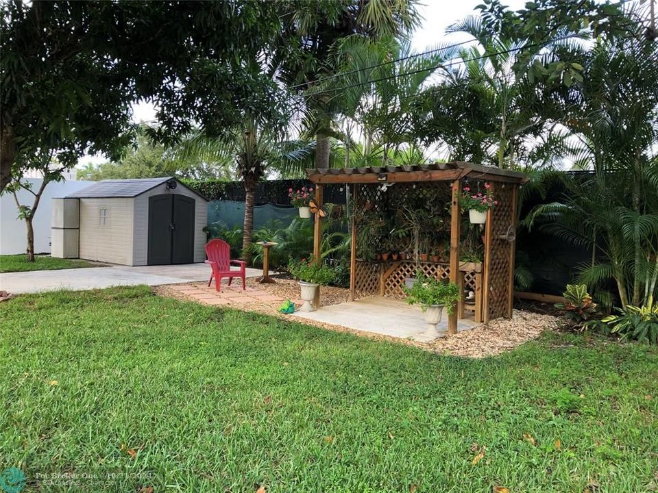 For Sale: $399,000 (3 beds, 1 baths, 948 Square Feet)