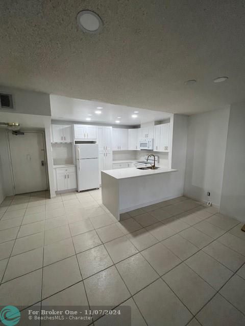 For Rent: $1,900 (1 beds, 1 baths, 900 Square Feet)