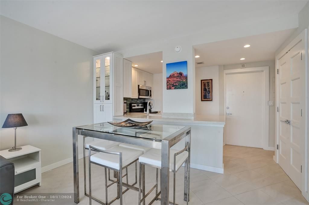 For Sale: $549,000 (1 beds, 2 baths, 686 Square Feet)