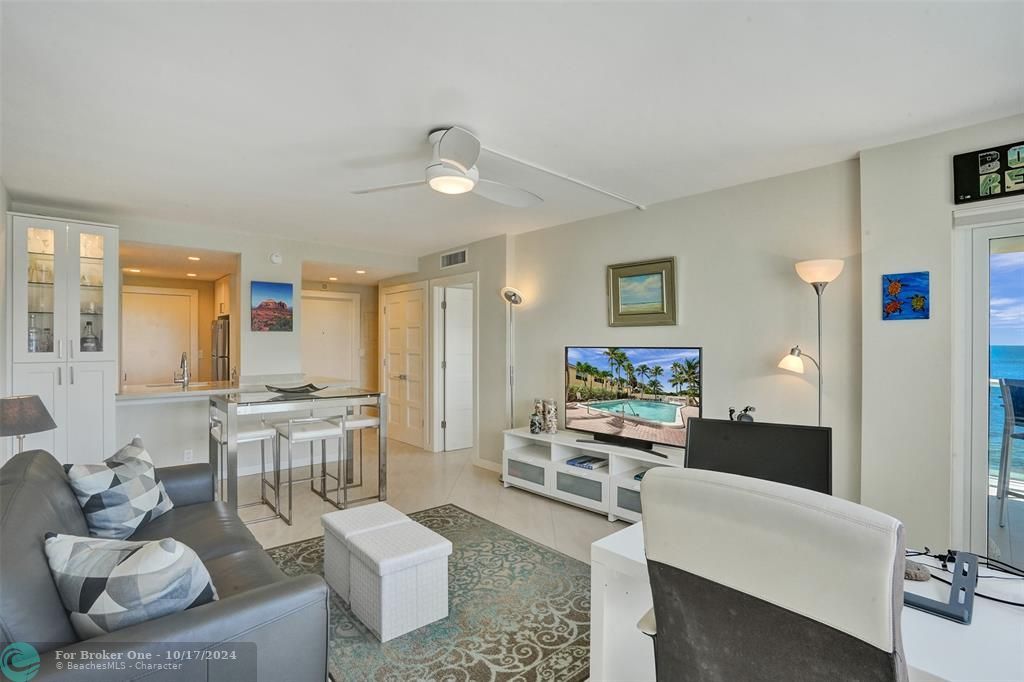 For Sale: $549,000 (1 beds, 2 baths, 686 Square Feet)