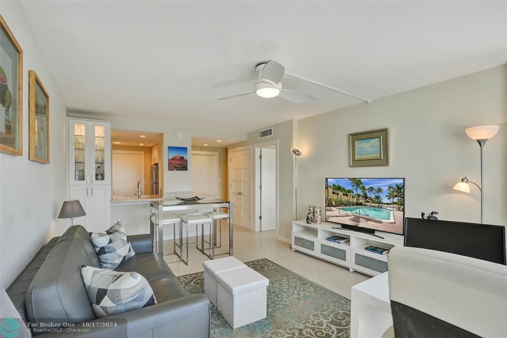 For Sale: $549,000 (1 beds, 2 baths, 686 Square Feet)