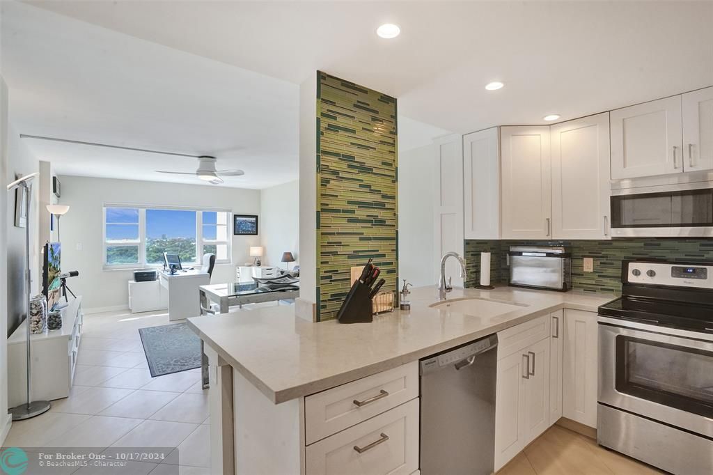 For Sale: $549,000 (1 beds, 2 baths, 686 Square Feet)