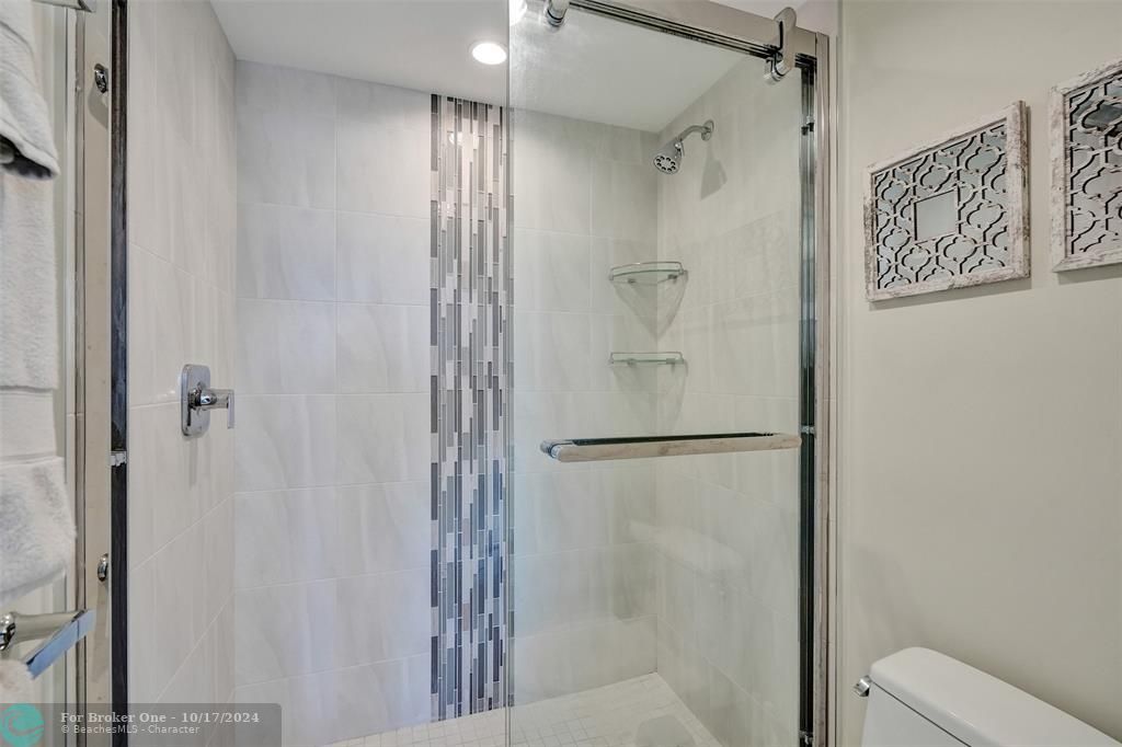 For Sale: $549,000 (1 beds, 2 baths, 686 Square Feet)