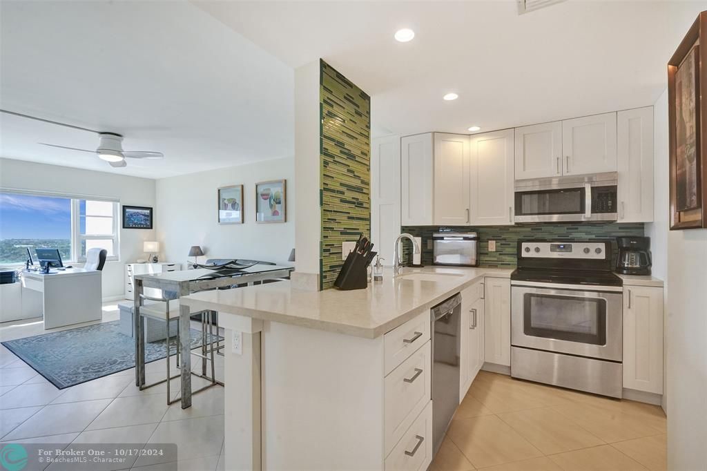 For Sale: $549,000 (1 beds, 2 baths, 686 Square Feet)