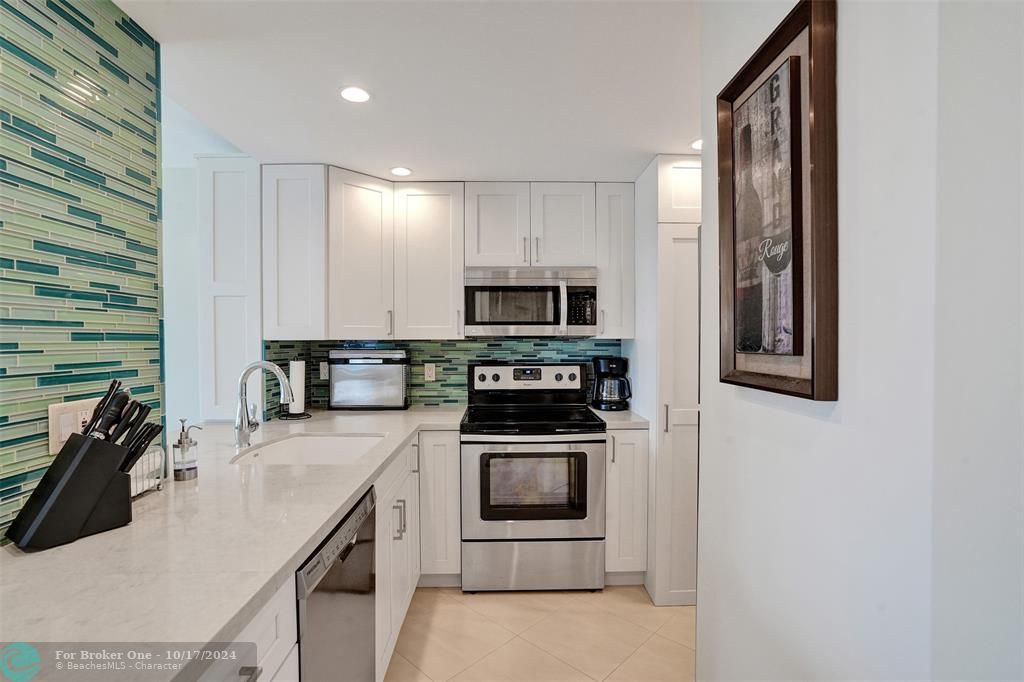 For Sale: $549,000 (1 beds, 2 baths, 686 Square Feet)