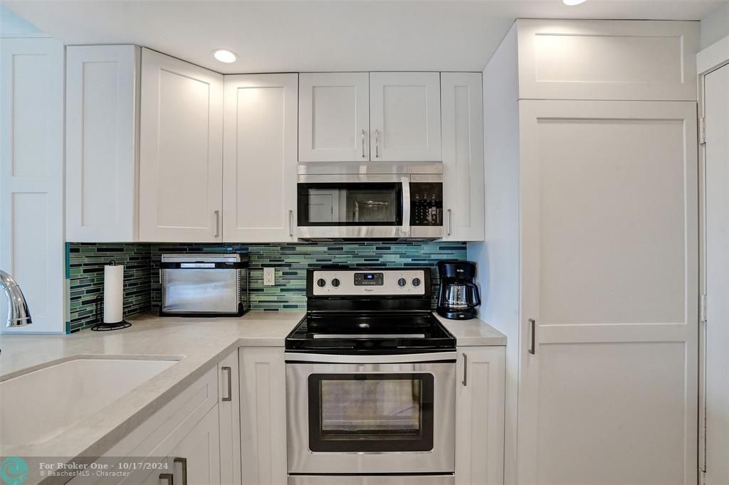 For Sale: $549,000 (1 beds, 2 baths, 686 Square Feet)